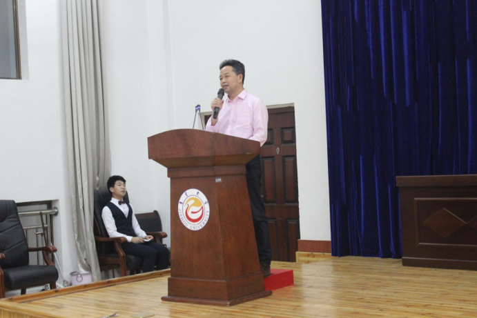 (图为教师代表吴国军老师致辞)