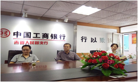 (图为 领导老师认真倾听员工实习汇报)